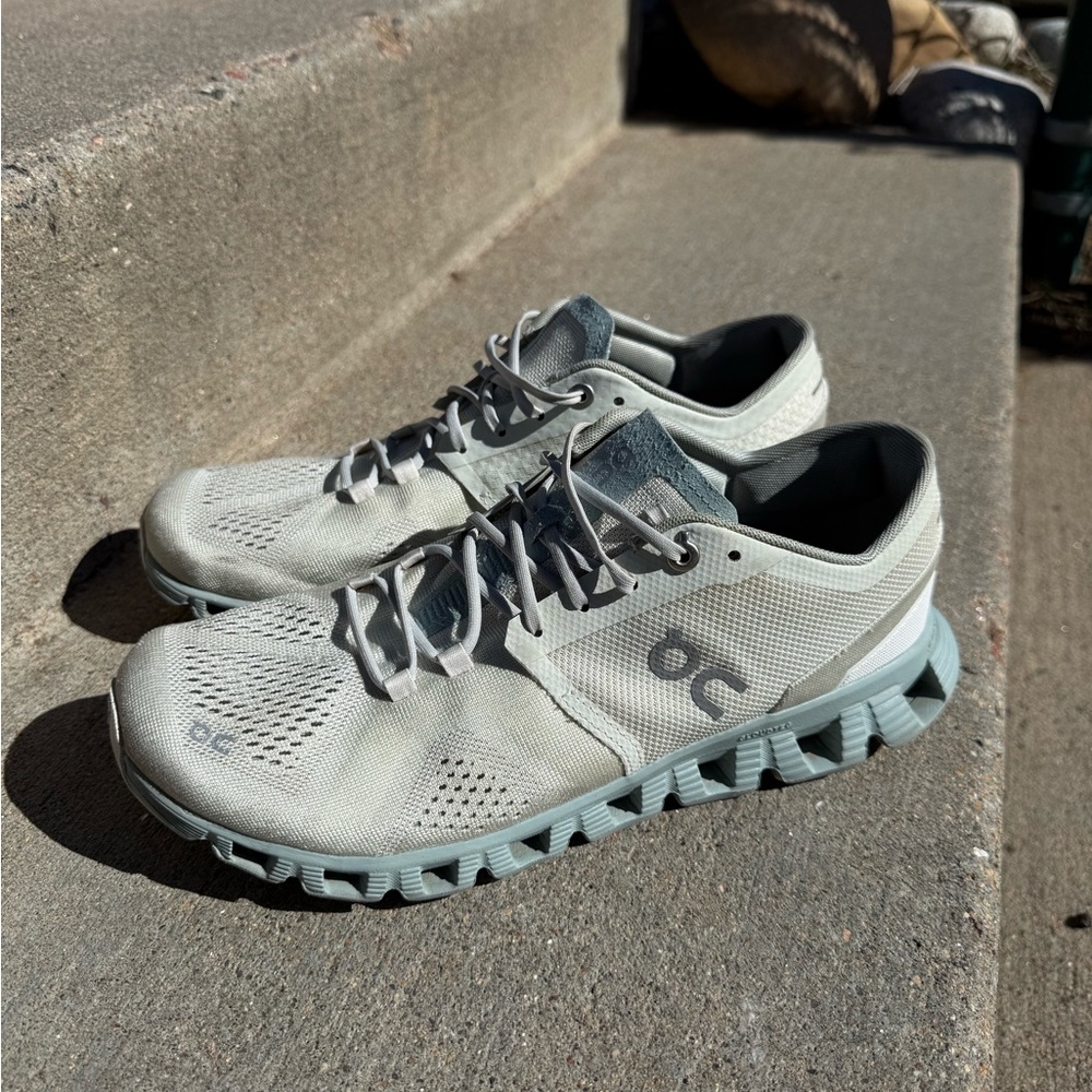On Running Women's Light Gray Athletic Running Shoes